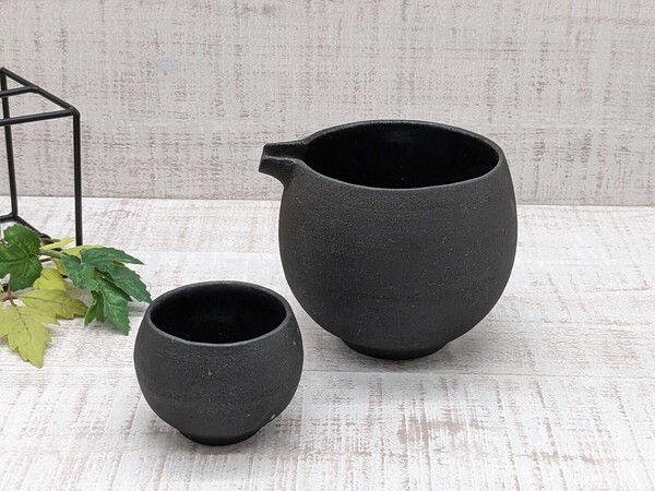 美濃焼! 石井伸夫 ☆黒マット片口酒器セット☆ IN1999-0133 新品 ぐい呑 杯 盃 徳利 片口酒器 酒注ぎ ギフト拍卖