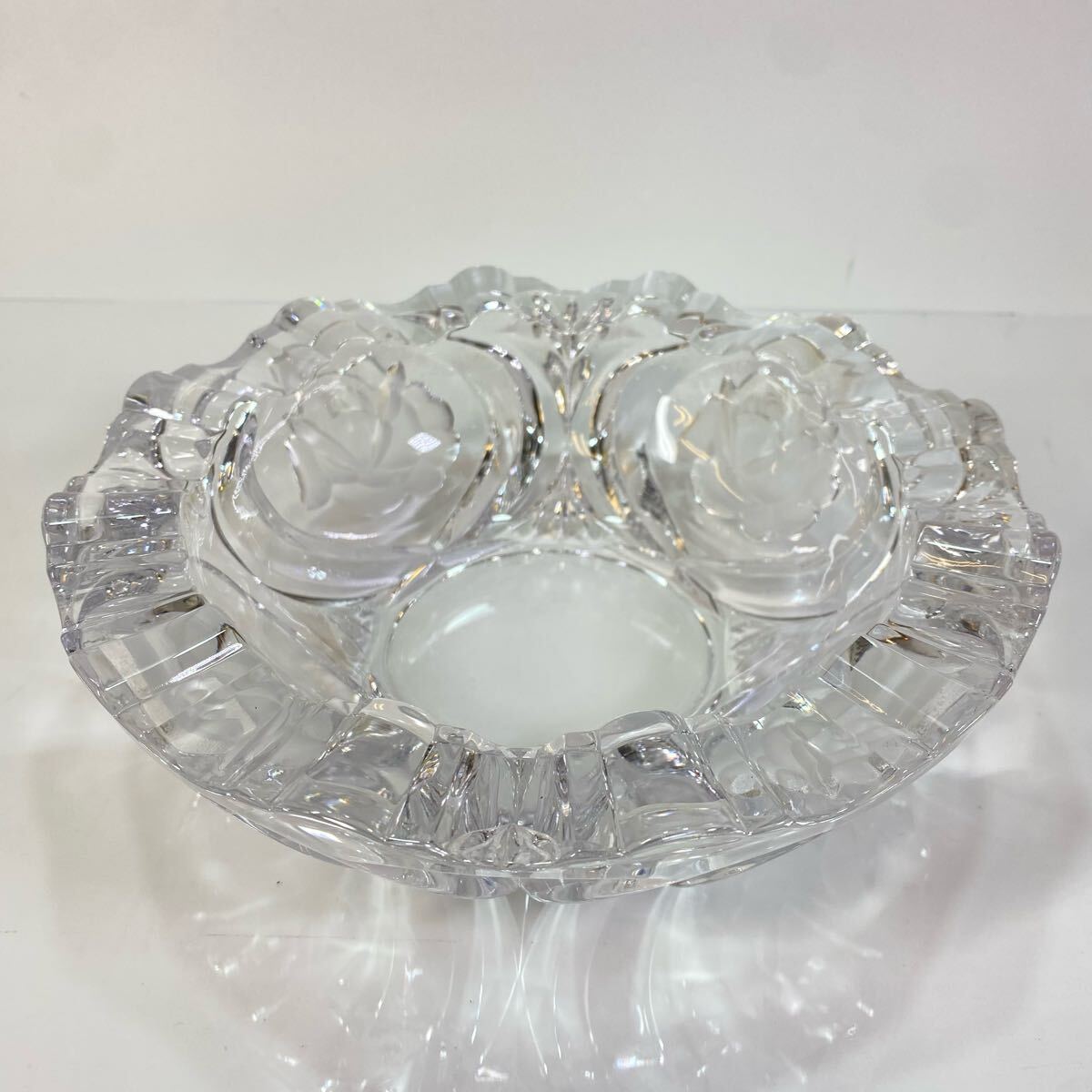 ガラス 灰皿 硝子製 アッシュトレイ 切子調 バラ 薔薇 花柄 彫刻風 用具 煙草道具 レトロ 置物 インテリア 飾拍卖