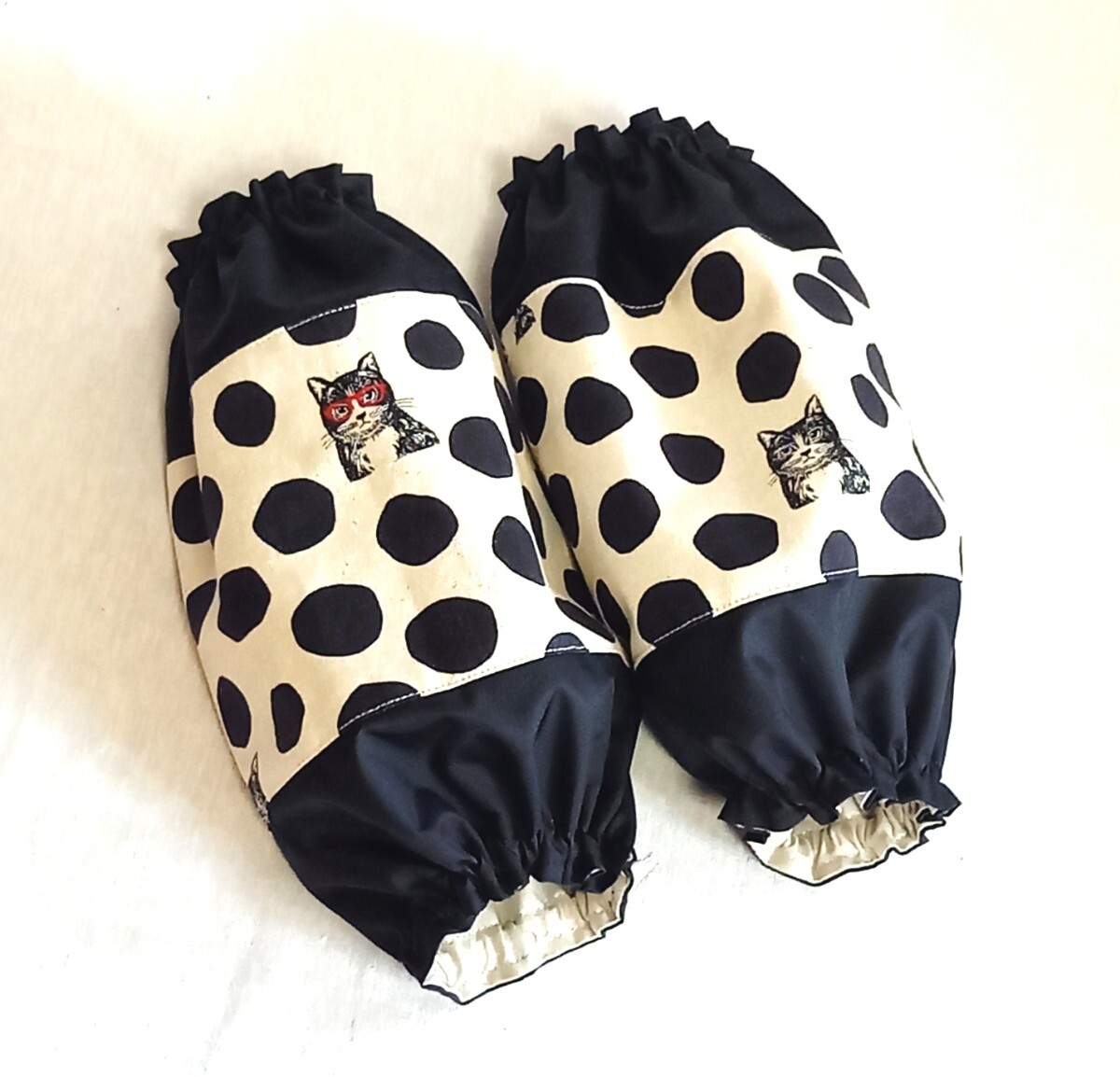 手作り☆アームカバー☆ロング&ふんわりデザイン☆黒ドット&黒ねこちゃん☆エチノ拍卖