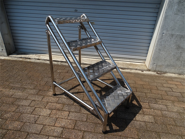 縞 シマ模様 ステンレス 4段 高さ900mm ステップ 踏み台 脚立 ハシゴ 階段 折り畳み トラック 商品説明動画付き 倉庫 花壇ガーデニング拍卖