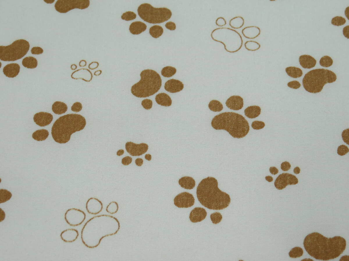 1m単位切り売り NK-12 E柄 足あと 肉球柄 あしあと ベージュ 綿ポリ 薄手 110cm幅 犬 ネコ いぬ 猫 ペット 足跡 布 生地 布地 バック 安い拍卖