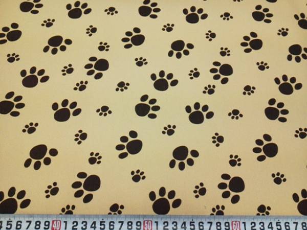 1m単位販売★(N-57) 足あと 肉球柄 あしあと ベージュ色 110cm幅 犬 ネコ いぬ 猫 足跡 足あと 布 生地 はぎれ カバン バック など♪ 安い拍卖