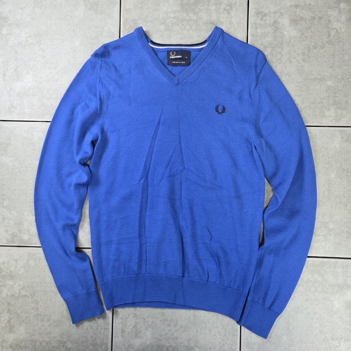 美品 FRED PERRY MERINO WOOL V-neck knit フレッドペリー メリノウール Vネック ニット セーター 月桂樹 刺繍 ロゴ 青 ブルー ライン S拍卖
