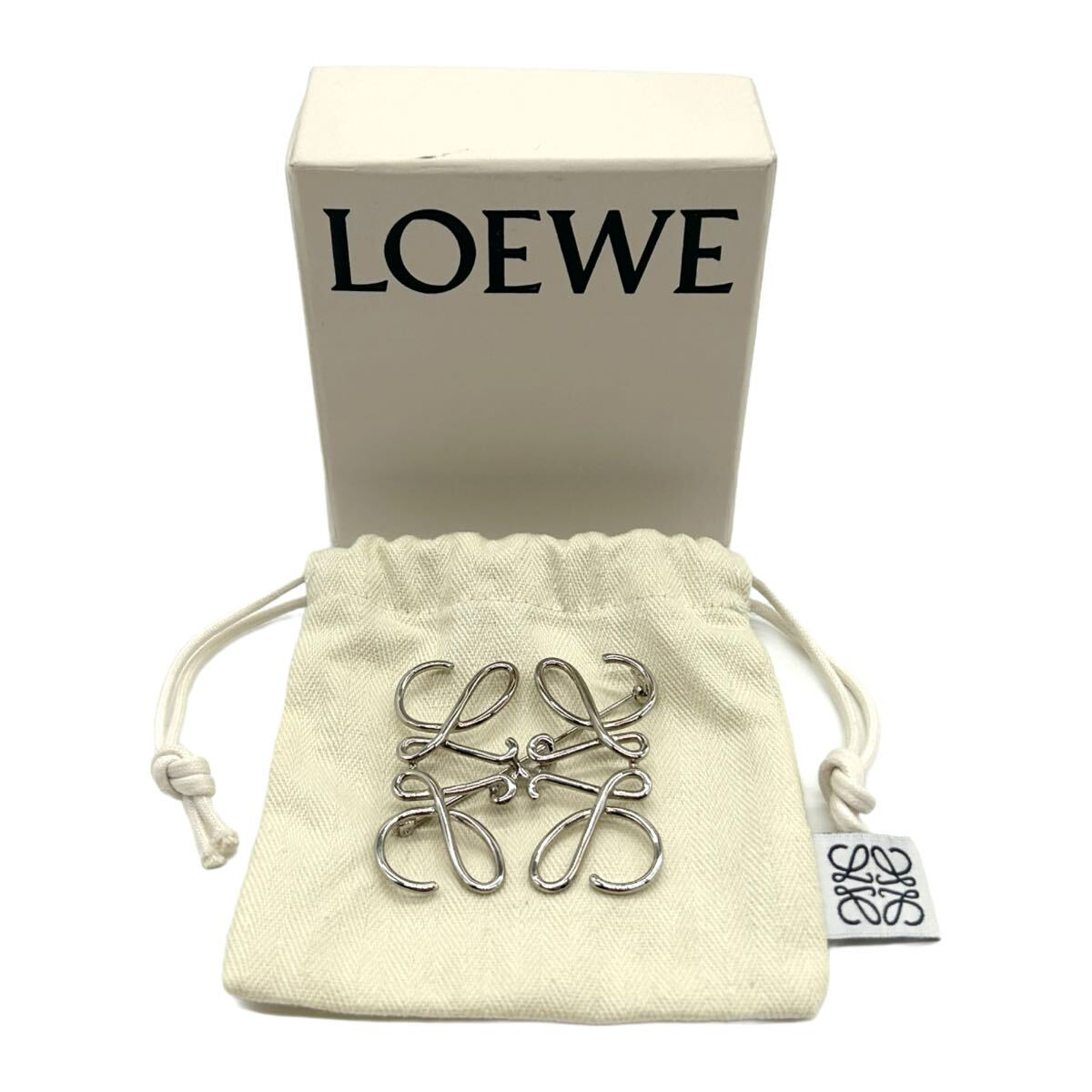LOEWE ロエベ アナグラム ブローチ シルバー ロゴ アクセサリー 美品 箱付き プレゼント 人気 定番 レディース accessory 箱拍卖