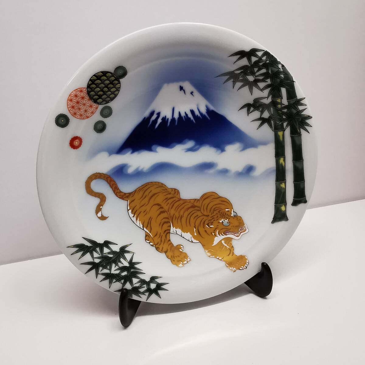 有田焼◆深川製磁 縁起皿 寅(とら)2021年発売 ◆富士 錦竹虎図 竹林 染錦◆直径19センチ 台座付き拍卖