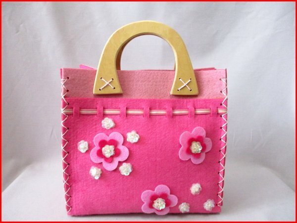 フエルト生地 手提げバッグ◇PK スパンコール付き 持ち手木 W27cm拍卖