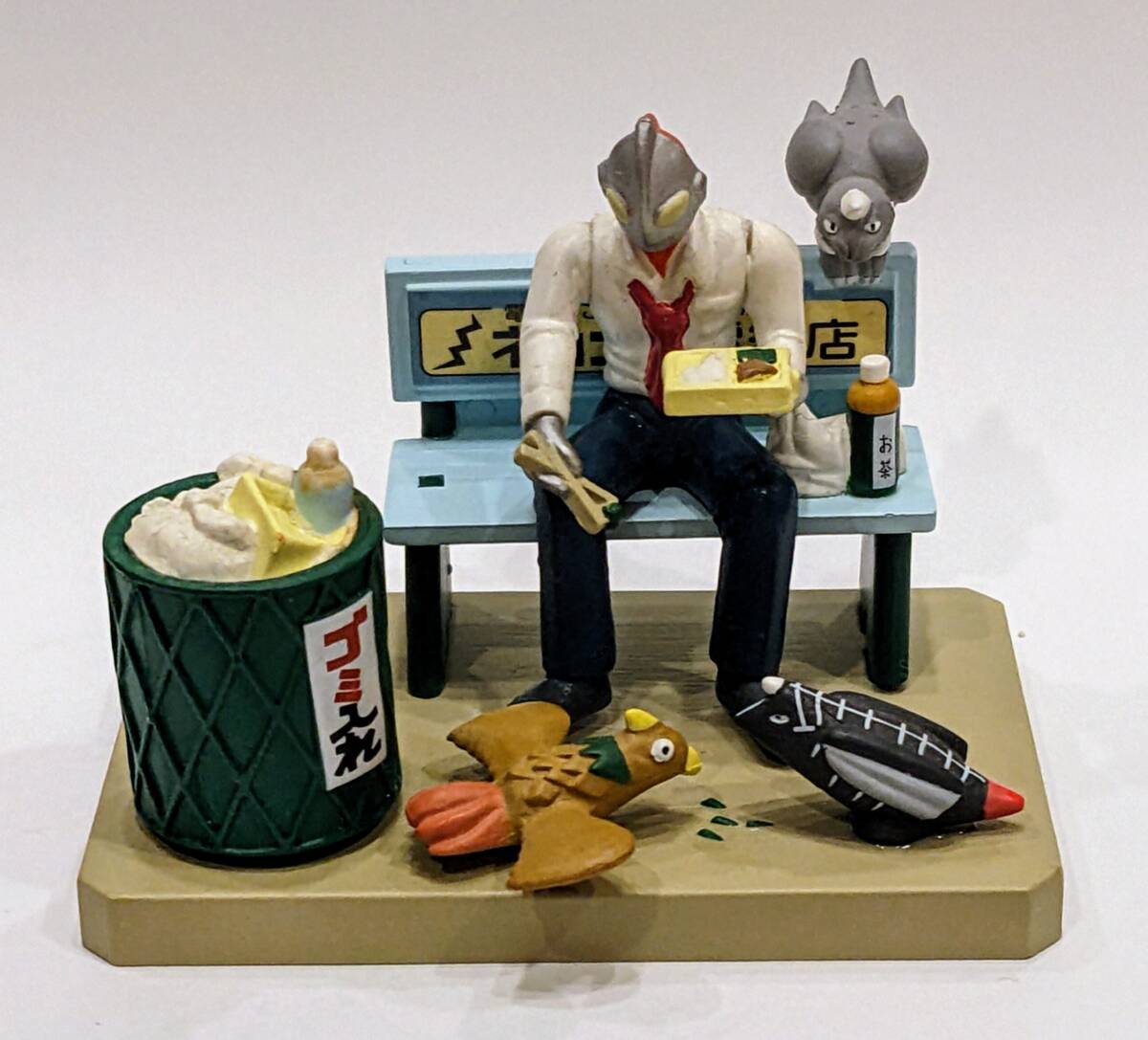 食玩 サラリーマンヒーローズ ウルトラマン 公園のベンチ(昼休み) 本体のみ拍卖