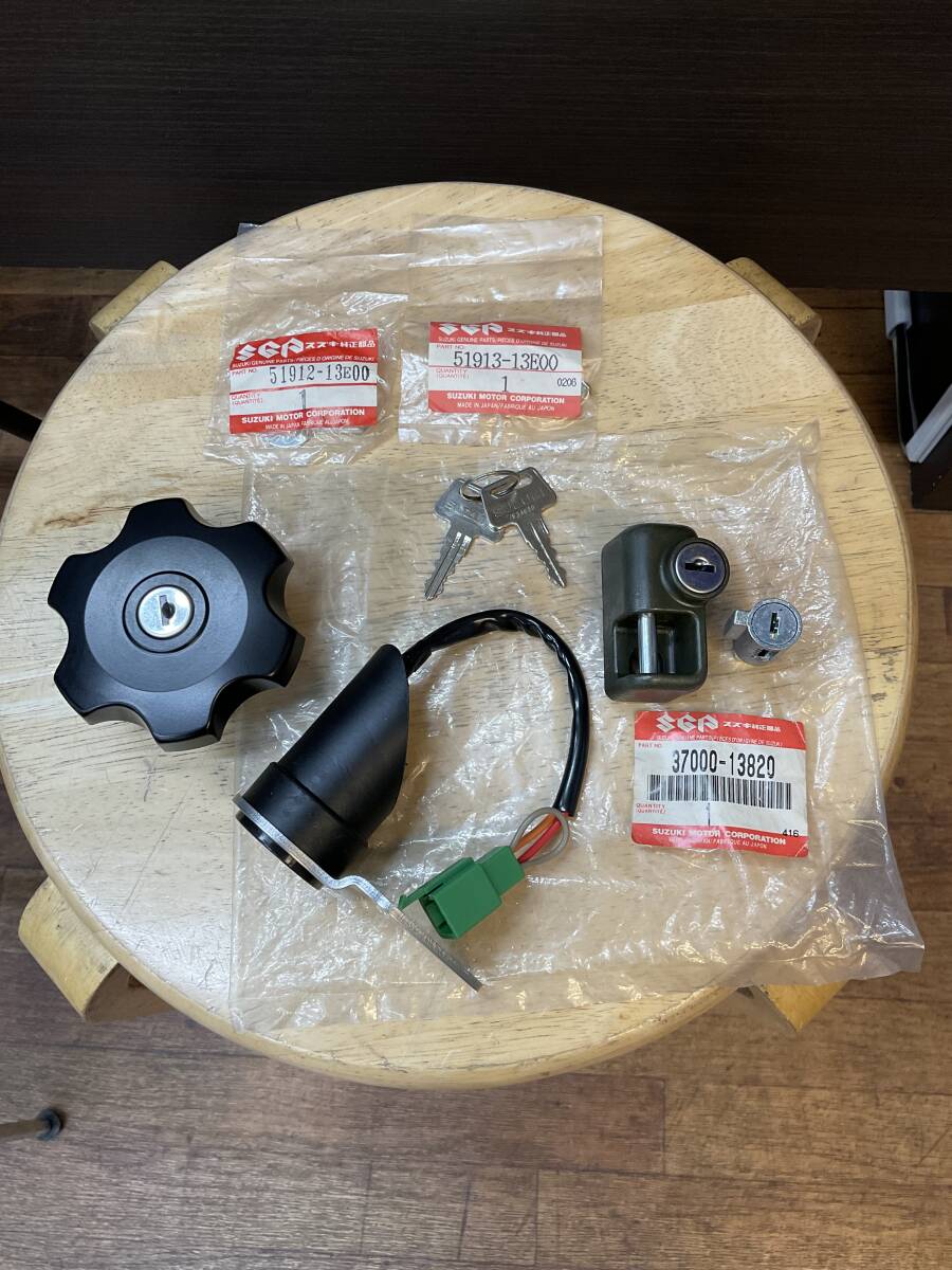 ※廃番部品 SUZUKI DR250R ロックセット メインキー ロックキャップ ロックピン 37000-13820 37000-13821 純正 S:A1-D 2505拍卖