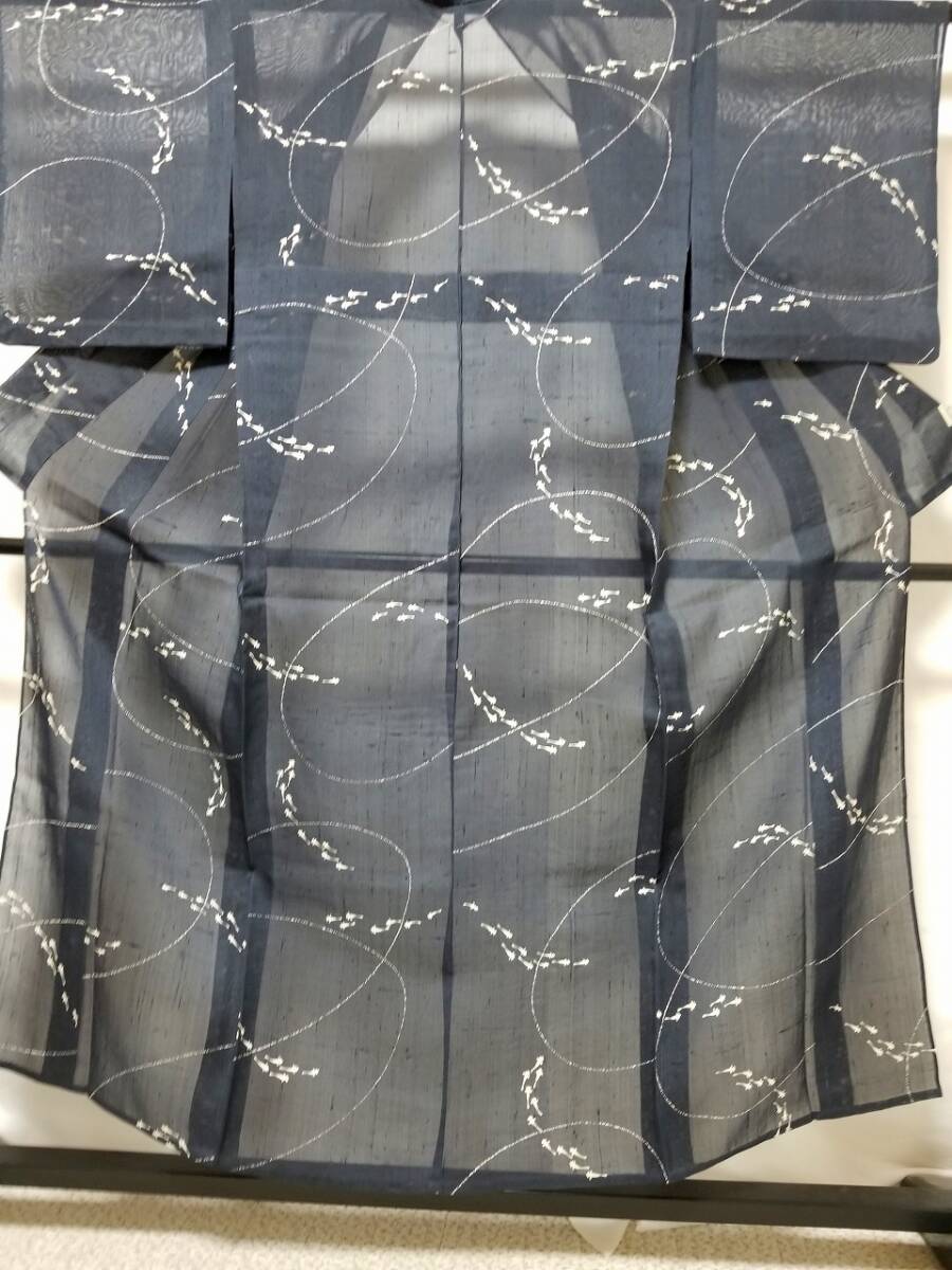 【桐徳】夏紬紗着物☆送料無料*白抜きのメダカと線{正絹*西陣織*紬紗.着物}*逸品物*身丈157-裄63*黒地*白抜きのメダガと線文様*№7179拍卖