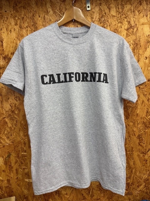 新品 GILDAN CALIFORNIA Tシャツ M ヘザーグレー / カレッジ アメカジ ビンテージ インポート 古着 キャンプ ロゴ カリフォルニア 夏拍卖