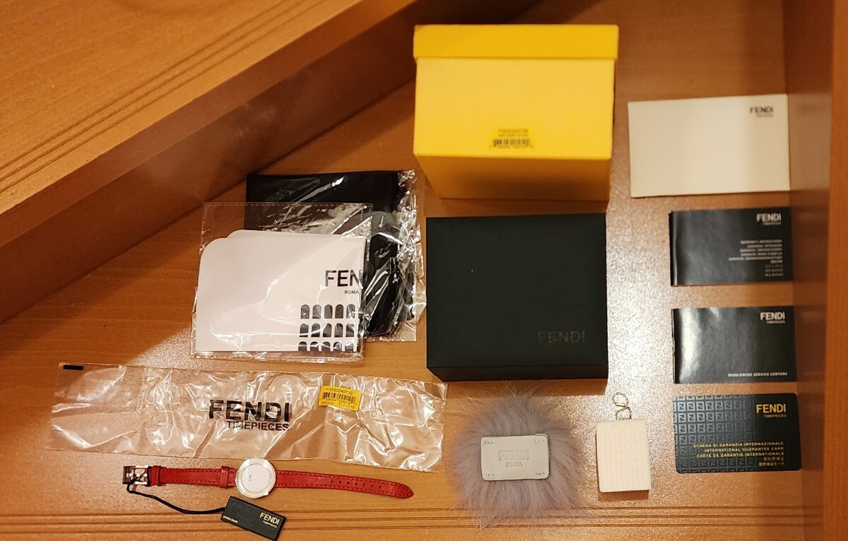 FENDI フェンディ マイウェイ 35000S 011-716 腕時計 クオーツ アナログ表示 レディース 白文字盤 未使用 保管品 白赤 まとめ 箱あり拍卖