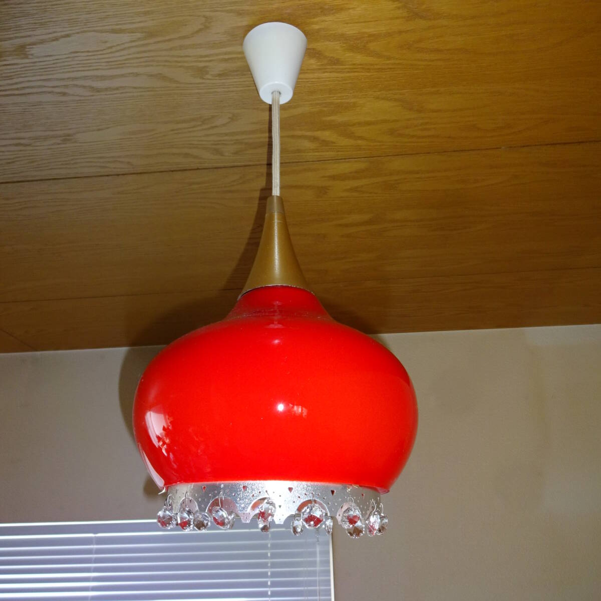 超レア物 シャンデリア硝子付きペンダントライト 可愛い硝子照明 ヴィンテージ硝子照明 赤×乳白色 レトロ硝子製電笠拍卖