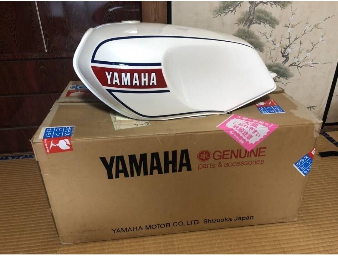 RZ250 タンク 白/赤 ヤマハ 純正 未使用 バイク 部品 4L3 当時物 日の丸カラー Genuine 保管品拍卖