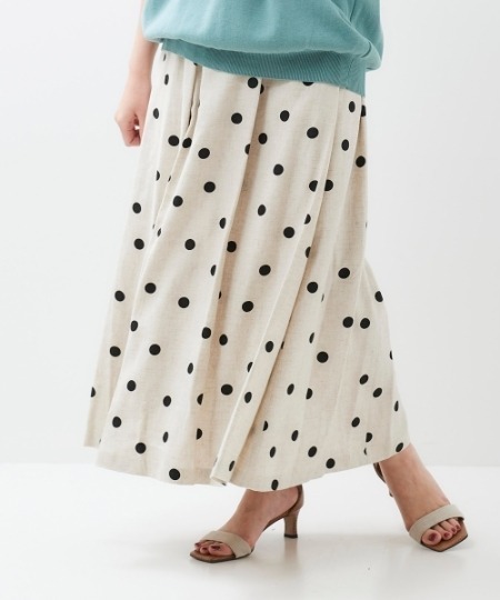 le.coeur blanc/ルクールブラン/ランダムドットフロントタックスカート/リネンブレンド/滑らか素材/キナリ系/フレアスカート拍卖
