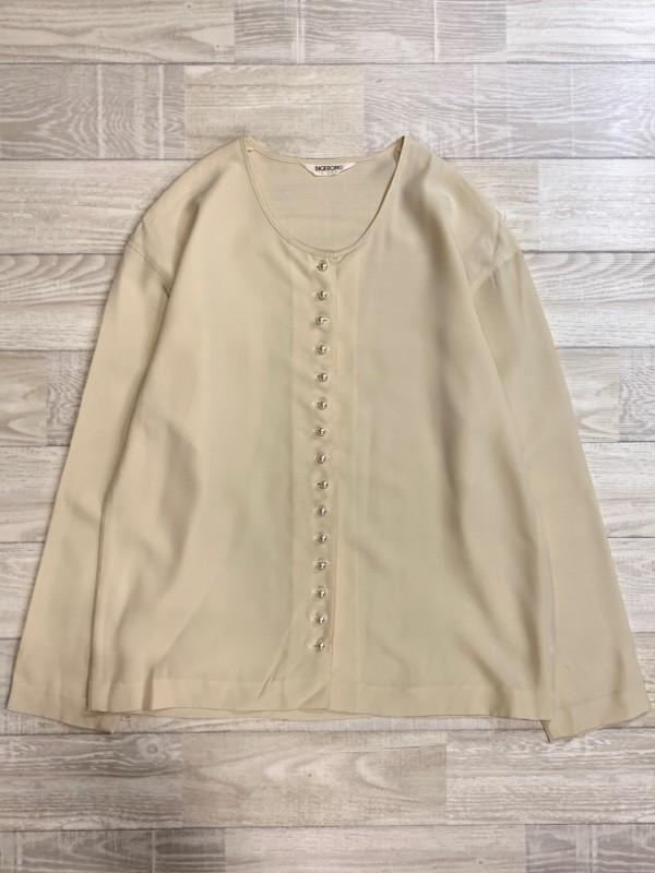 INGEBORG/インゲボルグ/パール調ボタン/とろみ素材/ノーカラーブラウス/滑らか素材/アイボリー拍卖