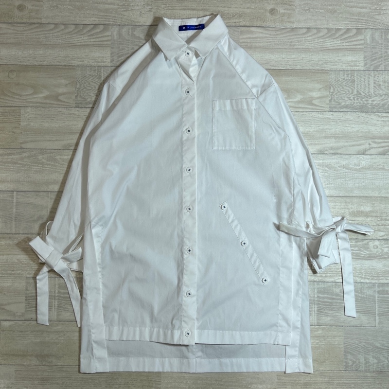 LA JOCONDE/ラ ジョコンダ/変形アシンメトリーボタンデザイン サイドスリットブラウス/ロングシャツ/袖ベルトデザイン/ホワイト拍卖