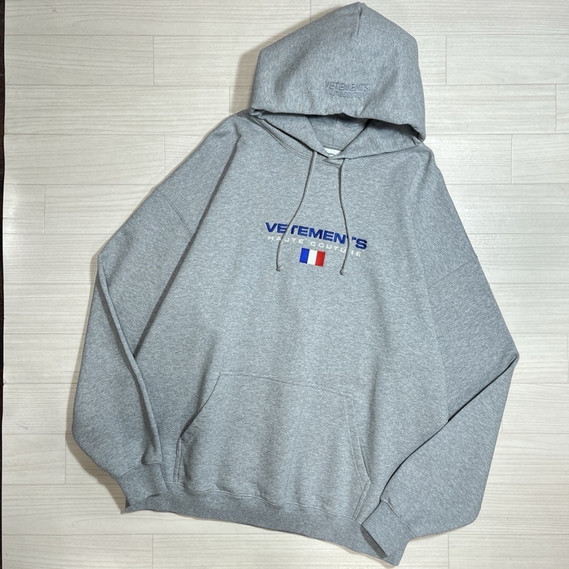 VETEMENTS/ヴェトモン/22SS/Haute Couture Logo Embroidered Hoodie/オートクチュールロゴパーカー/プルオーバーフーディ/UE52TR450G拍卖