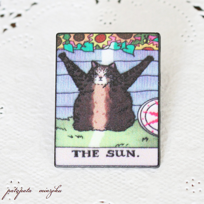 猫のピンバッジ タロットカード THE SUN 太陽 猫 バッジ ネコ 雑貨 小物 ピンズ ブローチ ネコ ピンバッチ パタミン ねこ拍卖