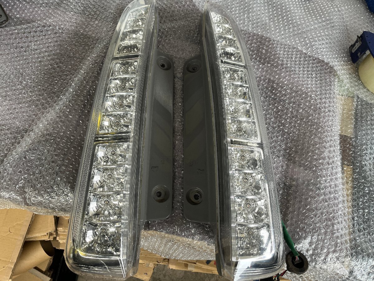 平成22年 トヨタ アイシス ZGM10W テールランプ 上部のみ 9371拍卖