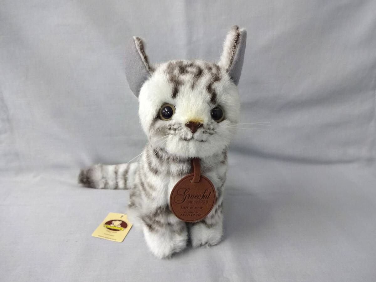 【紙タグ付き、日本製】三英 グレイスフル ネコ お座りアメショー グレー ぬいぐるみ 高さ:約22cm チャーム付 アメリカンショートヘア 猫拍卖