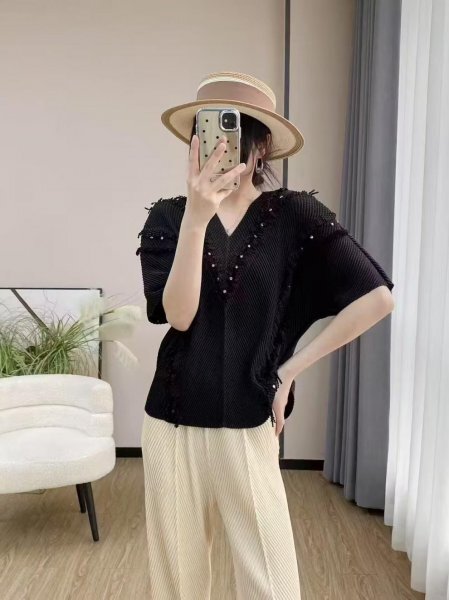 2505レディーストップスプリーツpleats半袖ブラウスシャツ肌触り弾力ドレープ性がいいvネックビーズ飾り合わせ安いグレーブラック拍卖