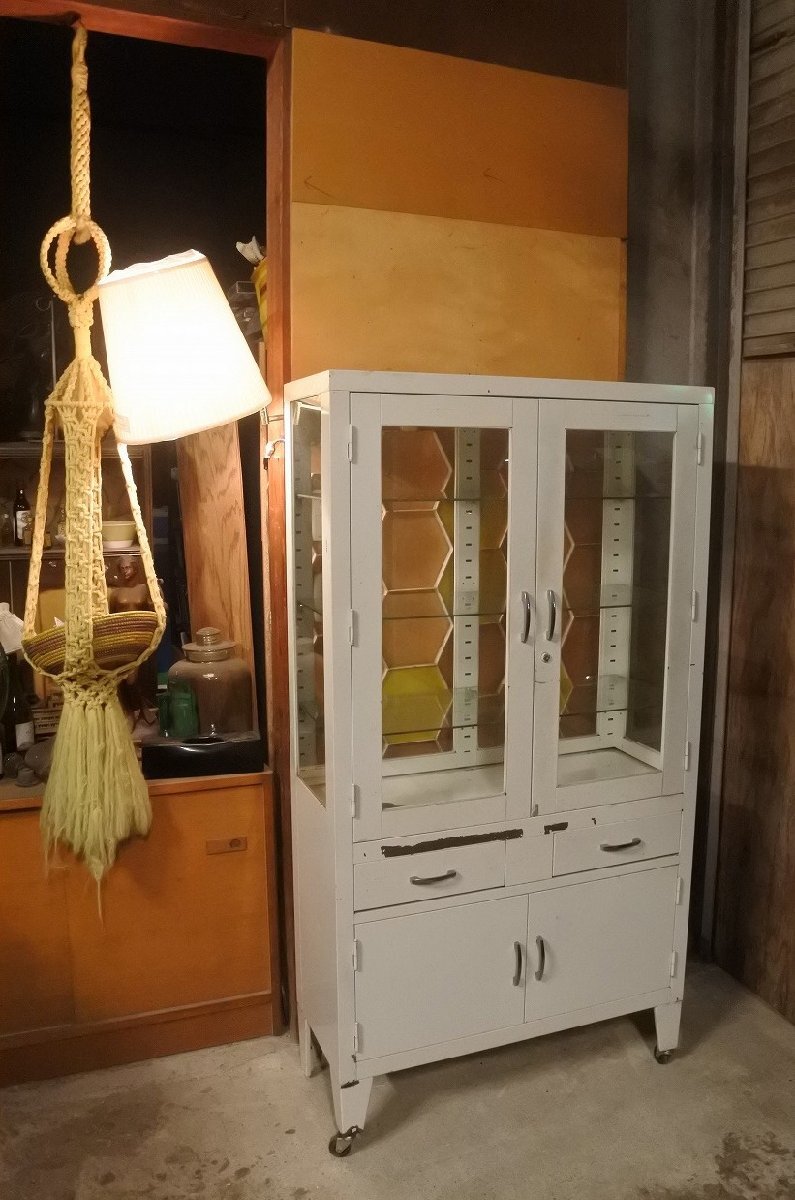 ヴィンテージ シャビー 薬棚 ケビント スチール棚 病院 医療棚 キャビネット/アンティーク ビンテージ 収納 ホワイト キャスター付き拍卖