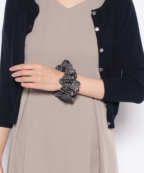 プレゼントにも♪定価7,700円【送料無料・匿名配送】新品◇LANVIN en blue ランバンオンブルー◇シュシュ ロゴプリント ベージュ ブラック拍卖