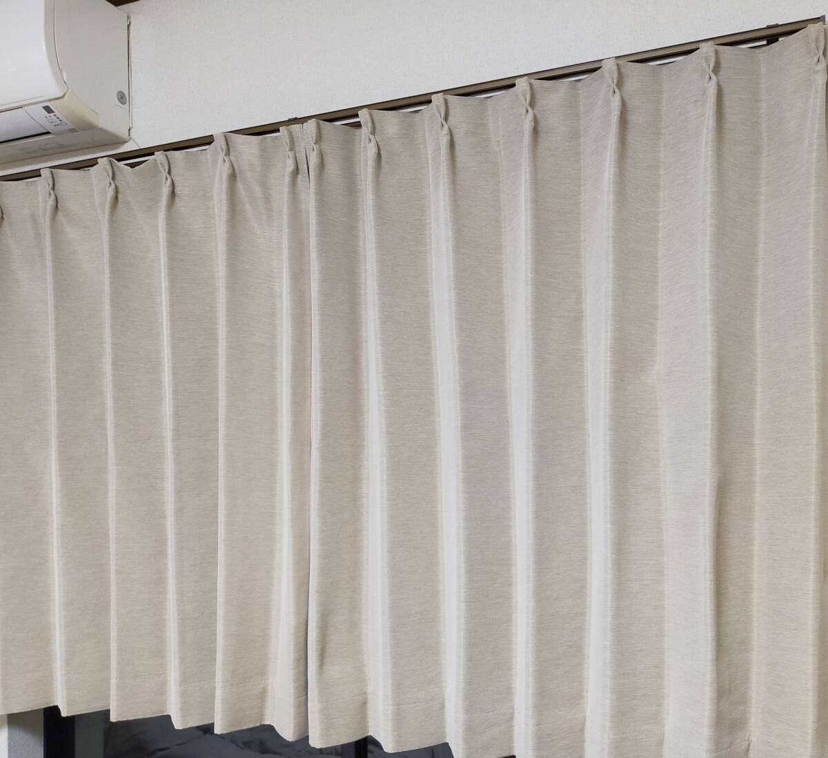 カーテン2枚組 丈104cm×幅104cm 遮光・防炎カーテン ベージュ系 オマケ:同柄タッセル・アジャスターフック付き拍卖