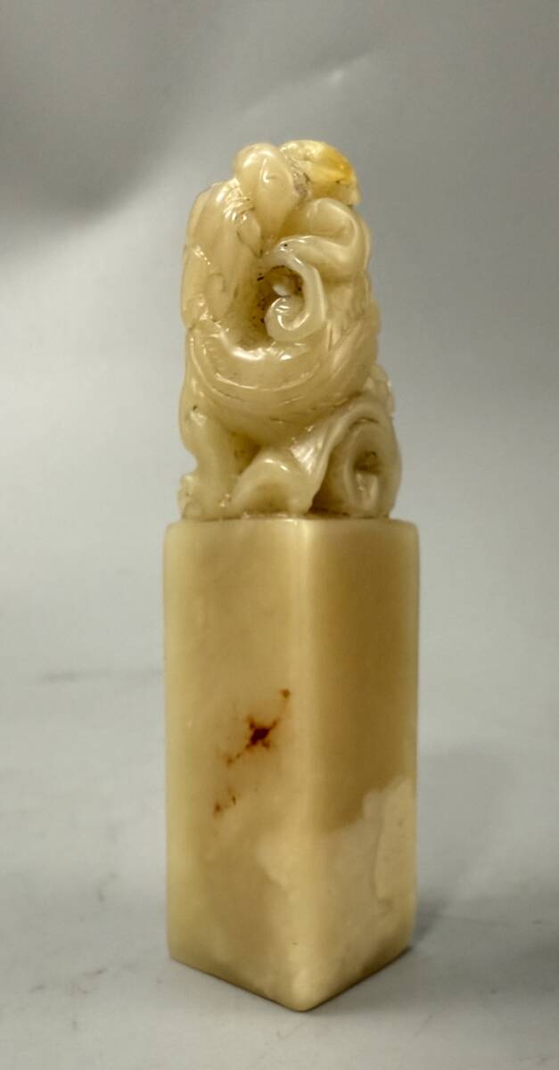 龍鈕 寿山石 芙蓉 古印 篆刻 印章 書道 文房【検索:天然石 印材 芙蓉石 青田石】本体サイズ約1.8x1.8x8cm 重さ62g拍卖