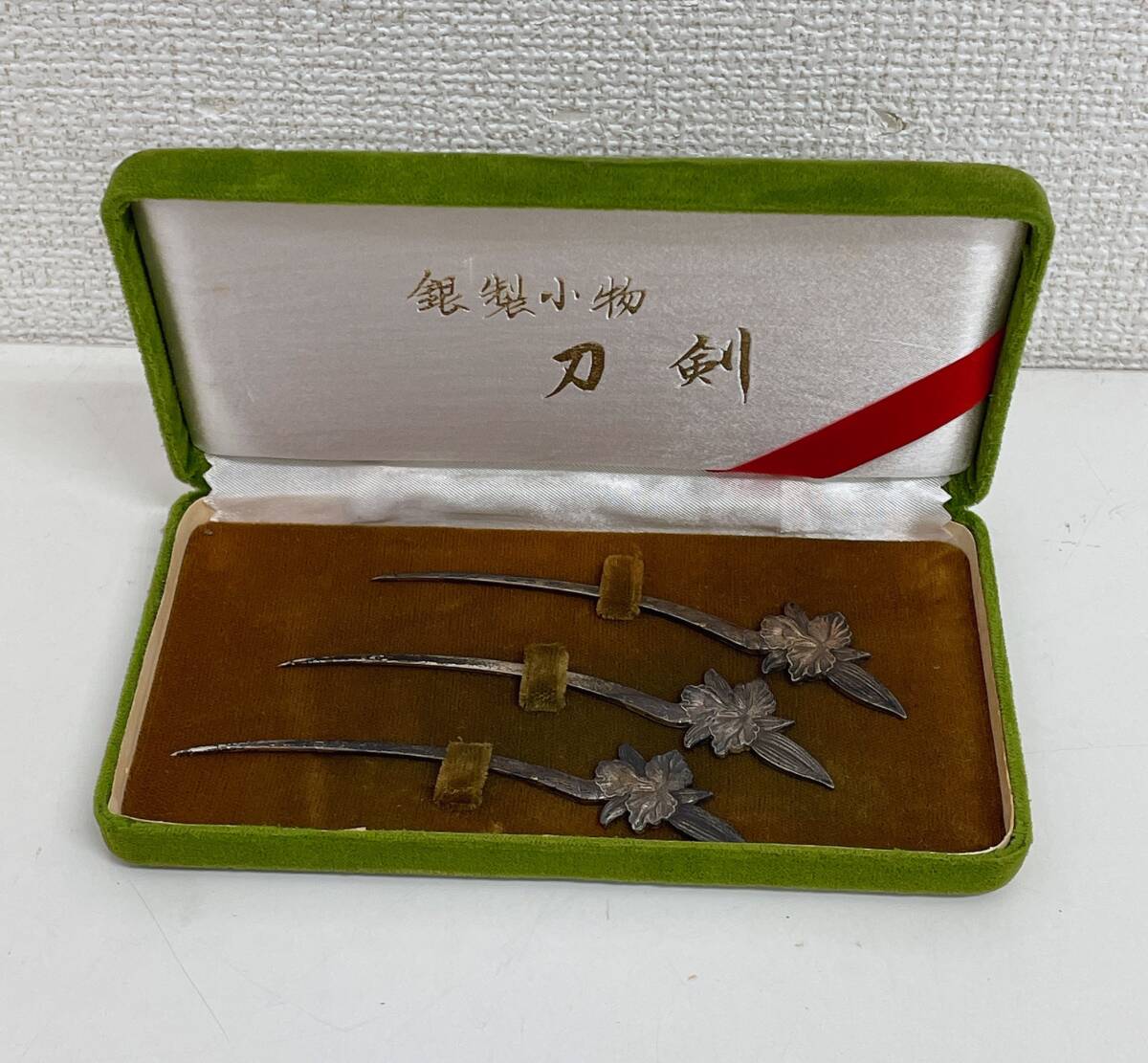 【銀製小物 刀剣 3本セット】茶道具 菓子きり/楊枝/重さ26.5g/お花デザイン/アンティーク/A75-217拍卖