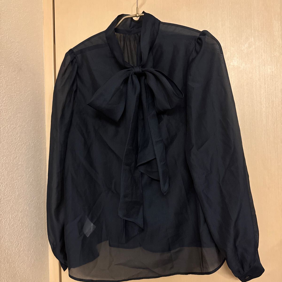 新品 STRAWBERRY FIELDS ストロベリーフィールズ シースルーボウタイブラウス ネイビー アレンジ自在のボウタイです。拍卖