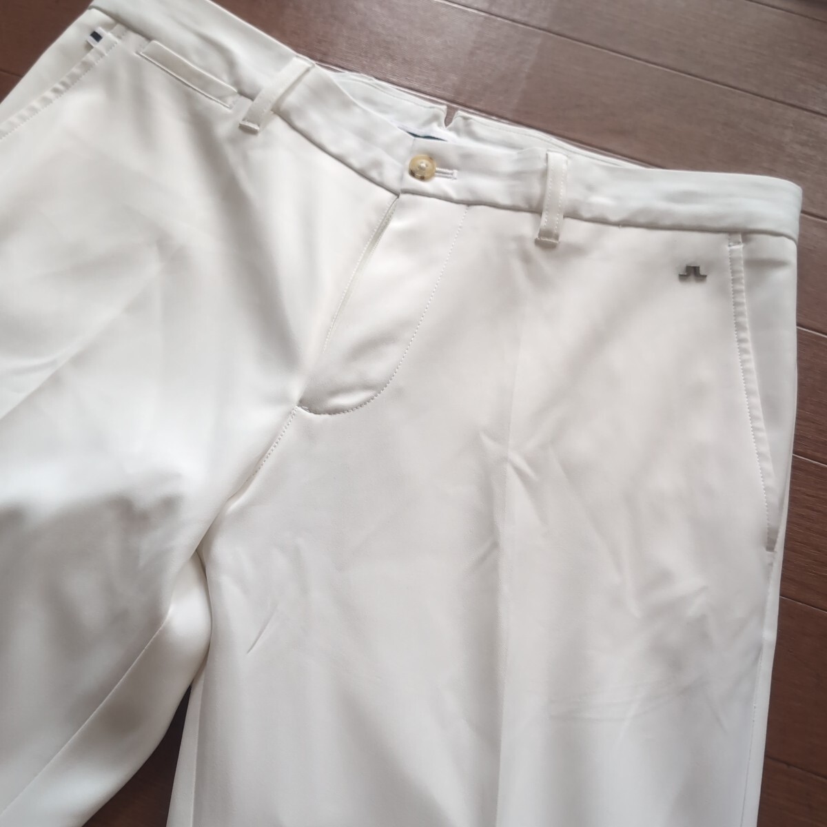 美品 J.LINDEBERG ジェイリンドバーグ 人気のホワイトのパンツ サイズ32 拍卖