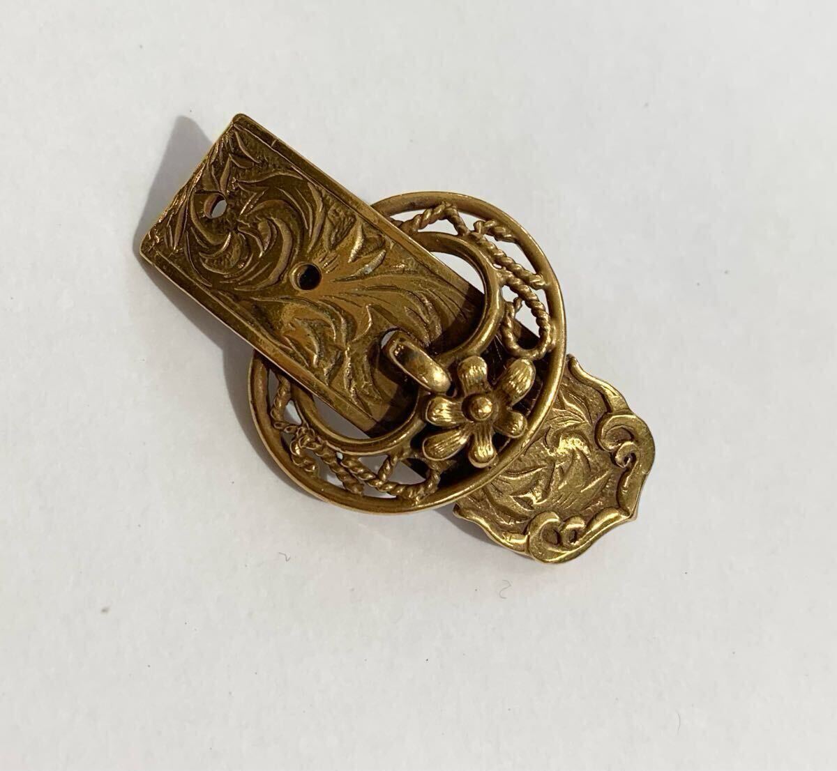 【美品】セ・ビアン C'est Bien ヴィンテージ ベルトモチーフ ブローチ ブロンズカラー コスチュームジュエリー 透かし拍卖