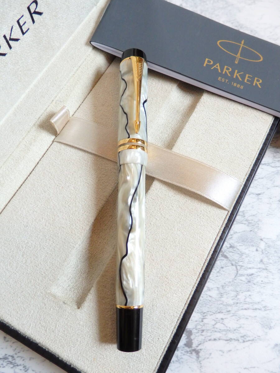 ◆【ほぼ未使用】【送料410円~】パーカー デュオフォールド・インターナショナル パール&ブラック ペン先:18K750ソリッドゴールド F拍卖