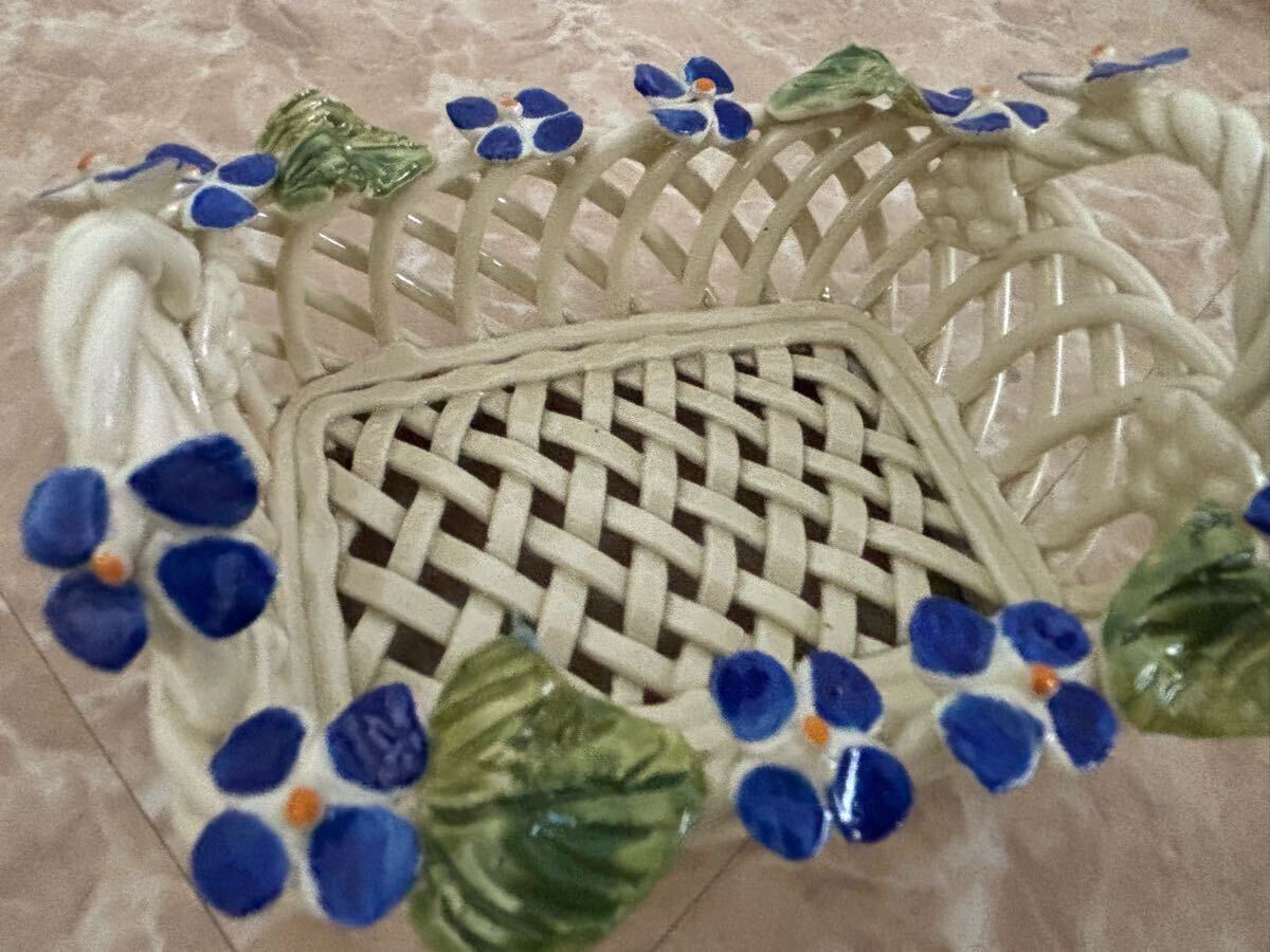 スペイン ポルトガル 旅行 購入 陶器 カゴ ブルー 花 手作り 素焼き 繊細な 小物入れ 食器 飾り 凝った手作り 可愛い品物です。サイン入り拍卖