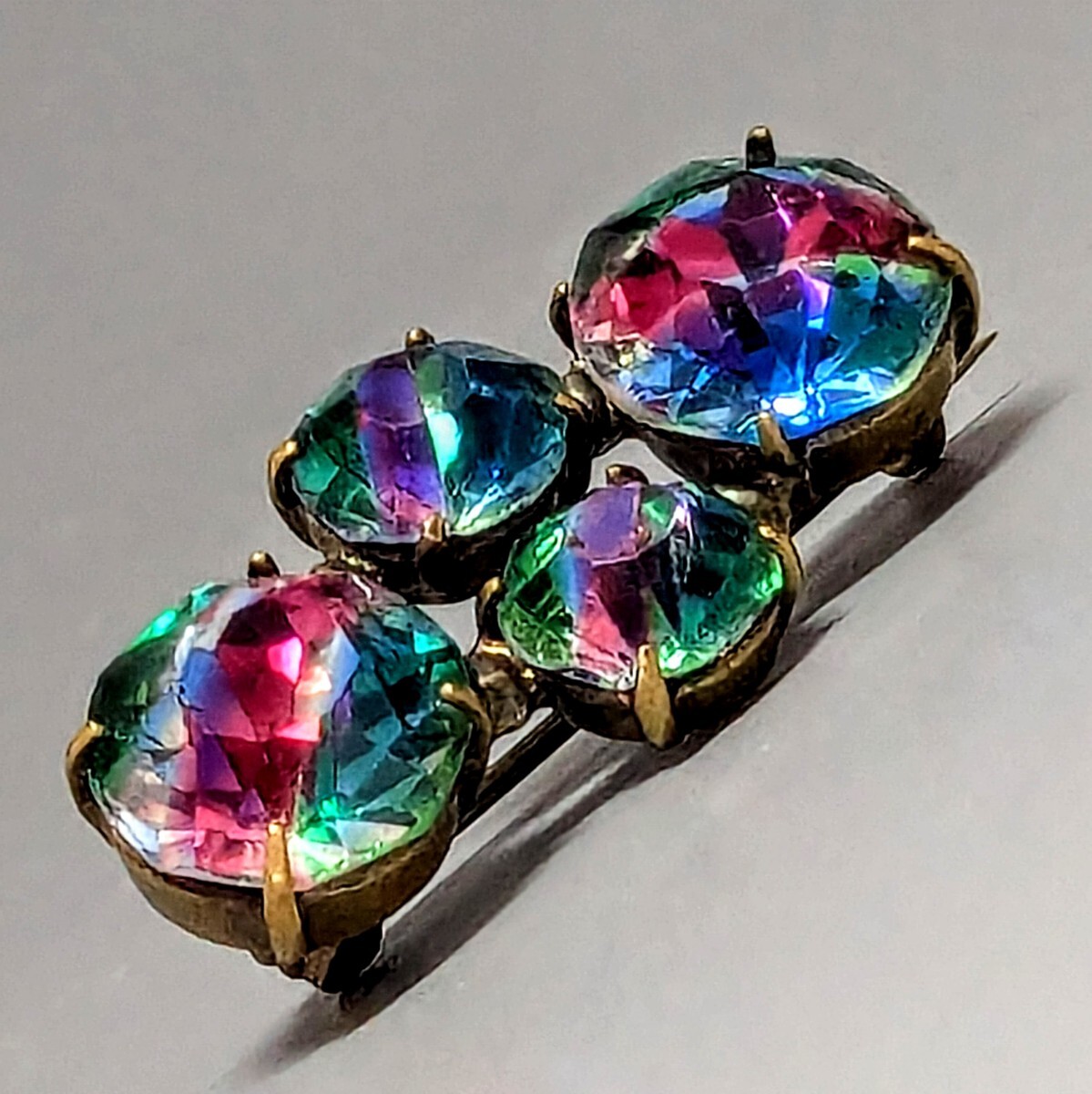 チェコ製アンティーク アイリスガラスのブローチ アイリスレインボーストーン拍卖