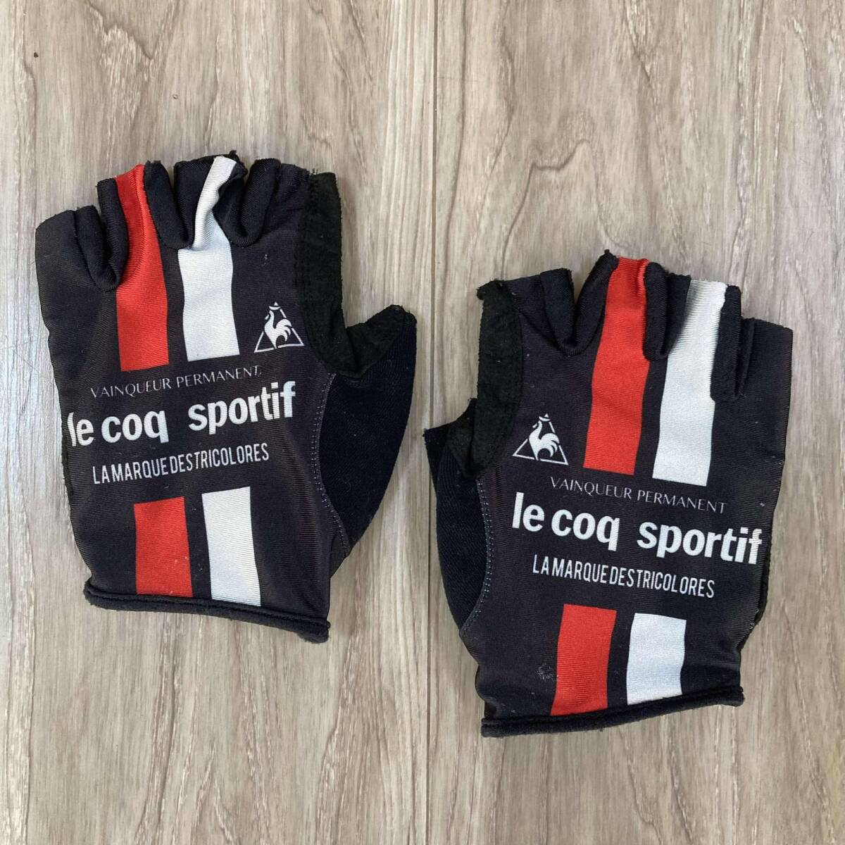 送料230★ルコック M メンズ 自転車用 パッド付き ハーフフィンガーグローブ 手袋 le coq sportif デサント製 中古 良質品 n427 黒系*赤*白拍卖