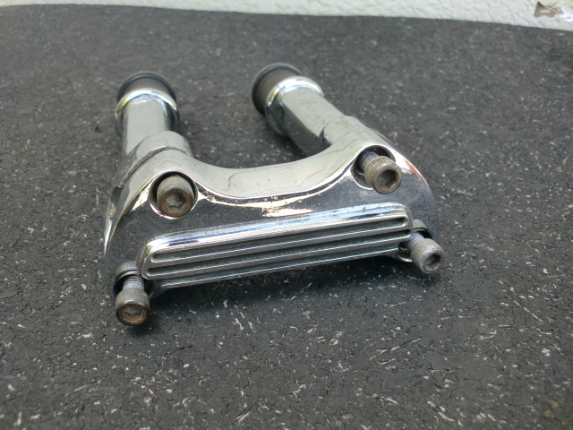 ハーレー ライザーセット ボルト ダンパ付き 4-1/4″ ストレート ライザーキット クローム フィン付きハンドルバークランプ拍卖