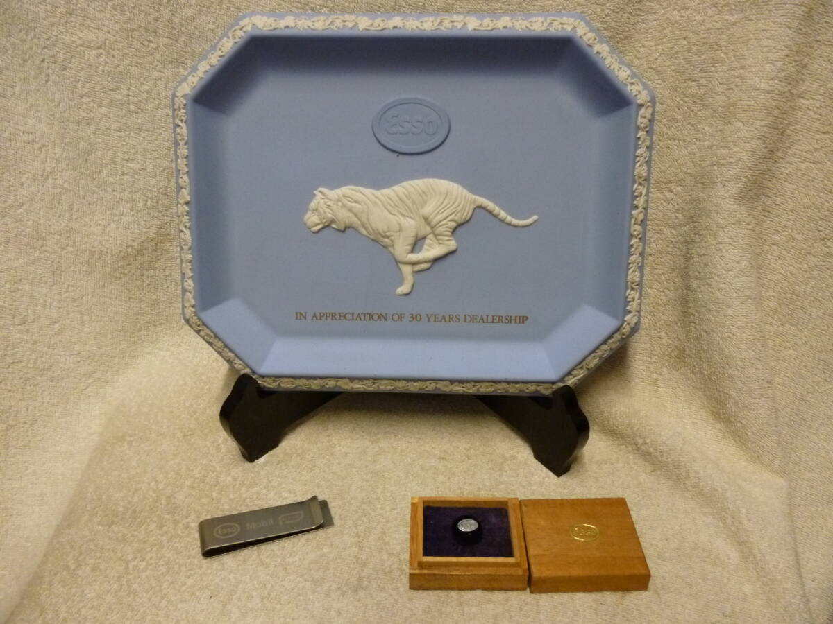 ◇希少品 入手困難 エッソ石油 ESSO ウェッジウッド WEDGWOOD 契約30年記念プレート マネークリップ 純銀ピンバッチ/ピンバッジ/ピンズ拍卖
