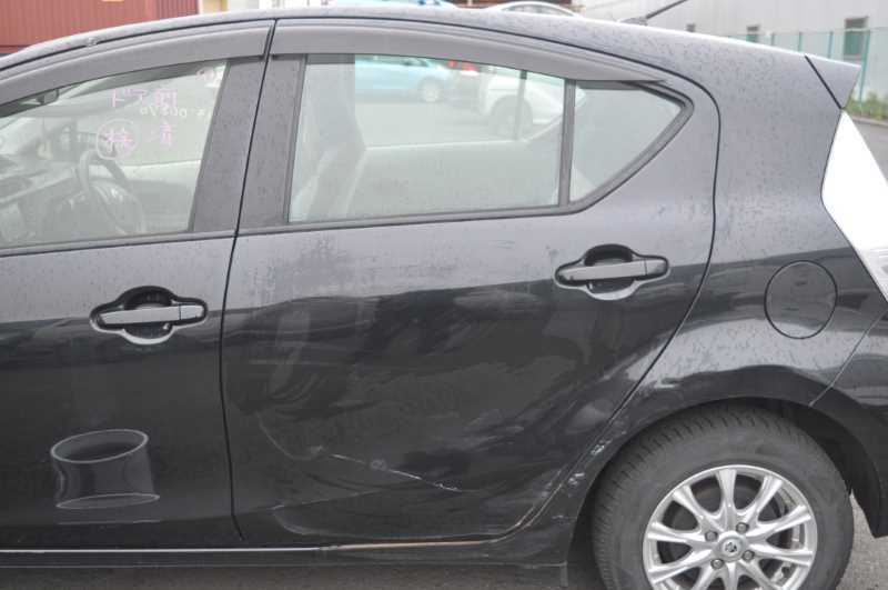 アクア L 前期 (NHP10) 補修前提 左 後 リア ドアパネル ヒンジ付 Rドア リアドア 209 黒 ブラック 67004-52470 s019664J拍卖