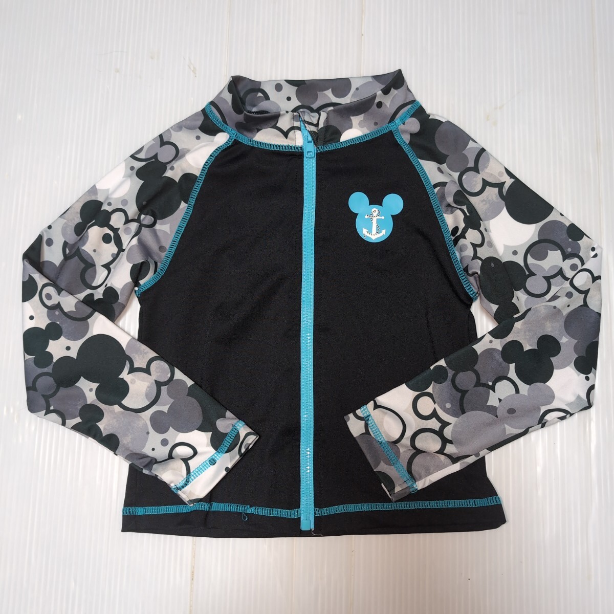 100★ディズニー★ミッキー柄のお袖もかわいい!ラッシュガード★拍卖