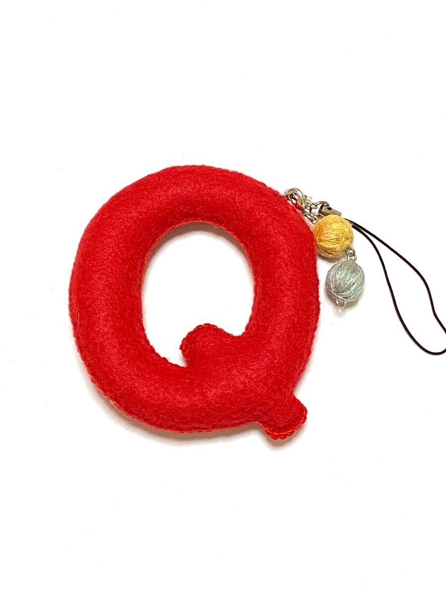 ハンドメイド★ストラップ アルファベット イニシャル レッド 糸巻きチャーム付き Q(1371)拍卖