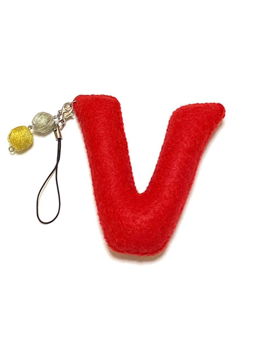 ハンドメイド★ストラップ アルファベット イニシャル レッド 糸巻きチャーム付き V(1375)拍卖