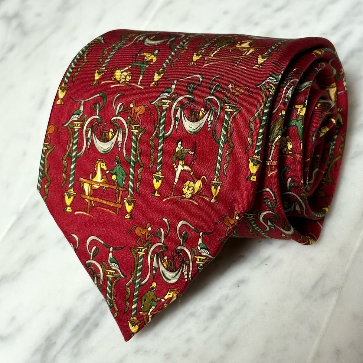 【美品】 999円~ Ferragamo ネクタイ レッド 動物 人 総柄 (R7)拍卖