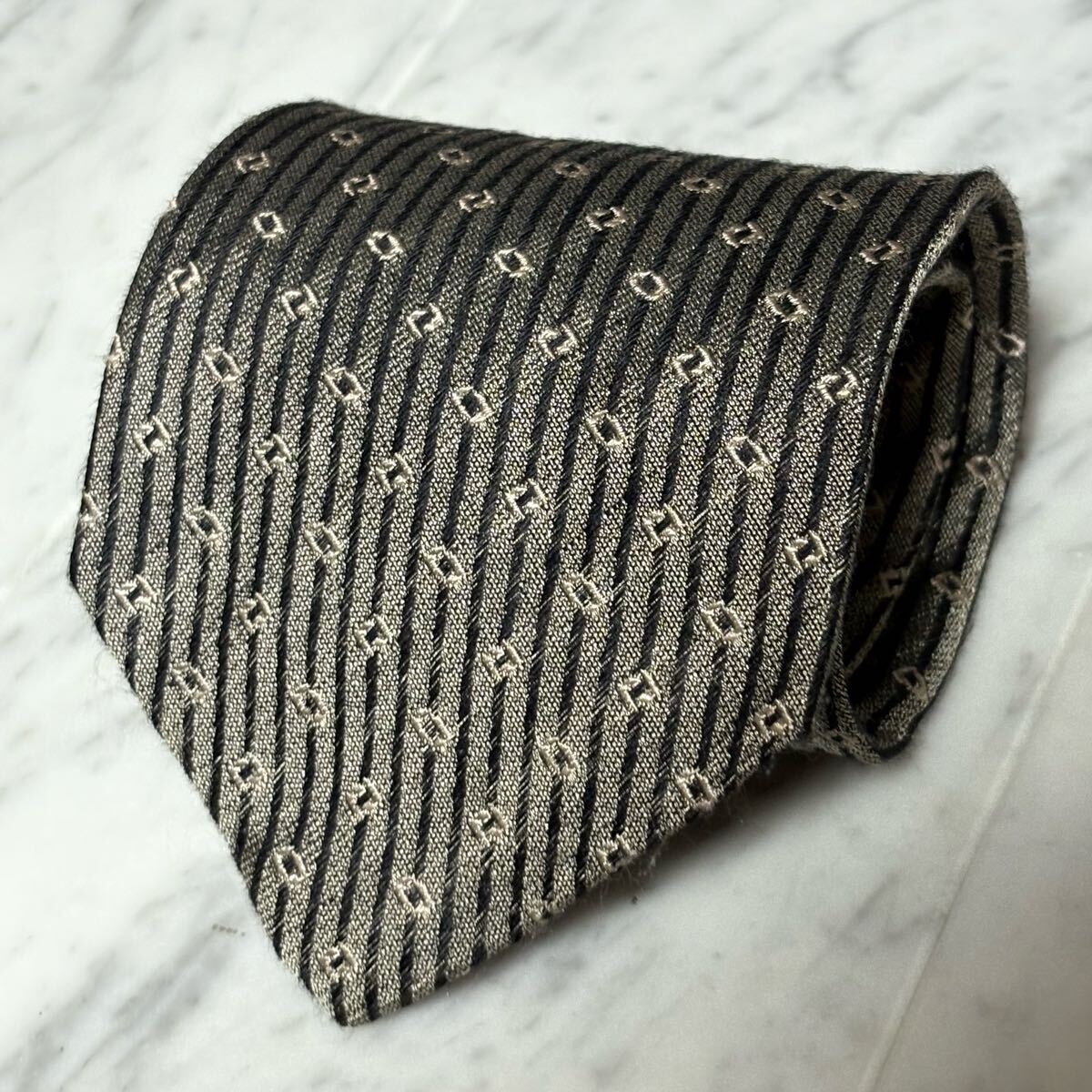 【美品】 999円~ DKNY ネクタイ ブラック グレー ストライプ (GB1)拍卖