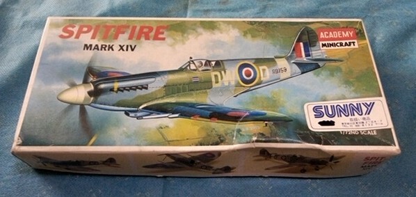 スピットファイア SPITFIRE MARK XIV イギリス 1/72プラモデル アカデミー Z757拍卖