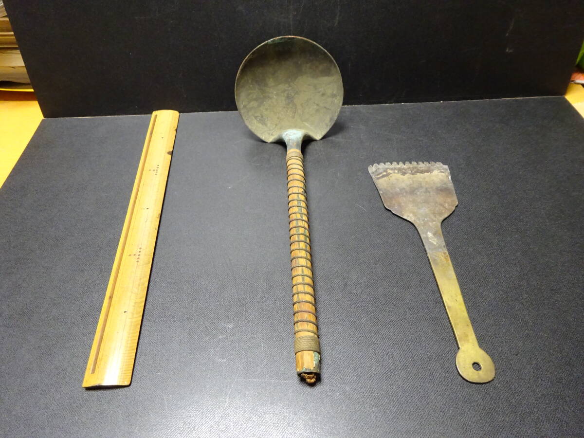 (10−1)古民具 灰ならし等二点 結構重量感があります。検:長火鉢真鍮製灰押し囲炉裏お茶室火鉢アンティ―ク金属工芸拍卖