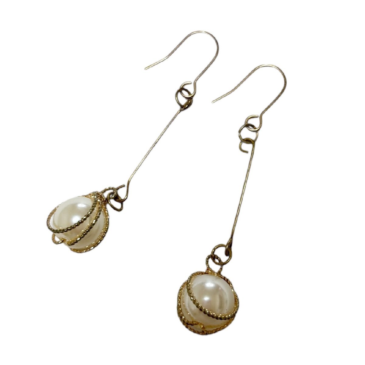 レディース ロングピアス フェイクパール フックピアス ゴールド ワイヤーデザイン 揺れるピアス 上品 フォーマル拍卖