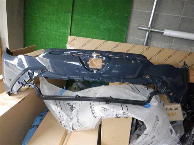 【良品】ZSG10 カローラクロス フロントバンパー 52119-16580 青系拍卖