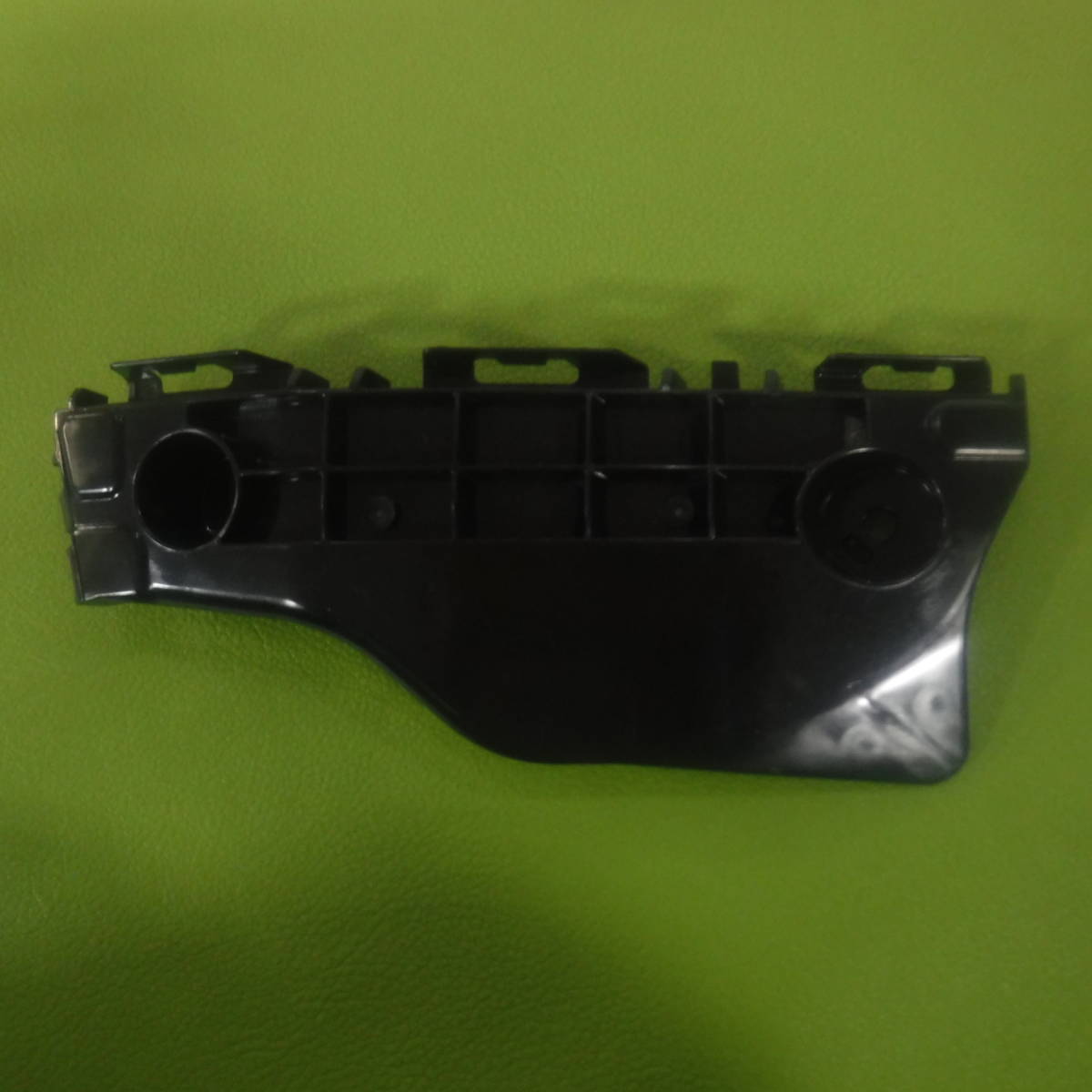 トヨタTOYOTAアクアNHP10フェンダー純正フロントバンパー運転席ステー右サポート新品リテーナー固定ブラケット52535-52150サイド ステー拍卖